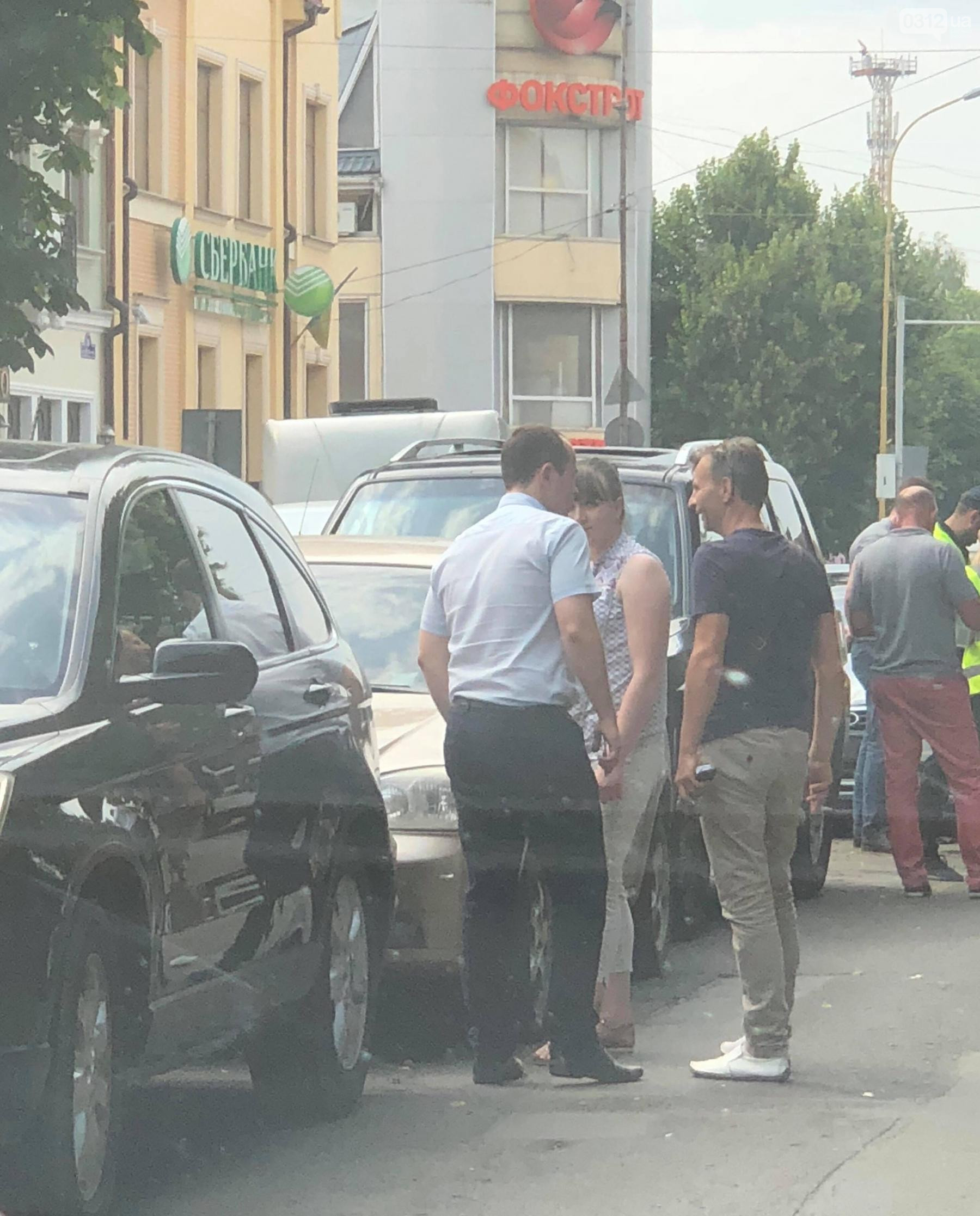 Чотири автомобілі "поцілувались" в Ужгороді на площі Шандора Петефі (Відео)