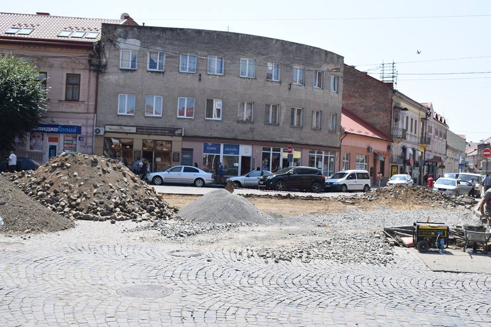 В Ужгороді ремонтують тротуари на Корятовича (ФОТО)
