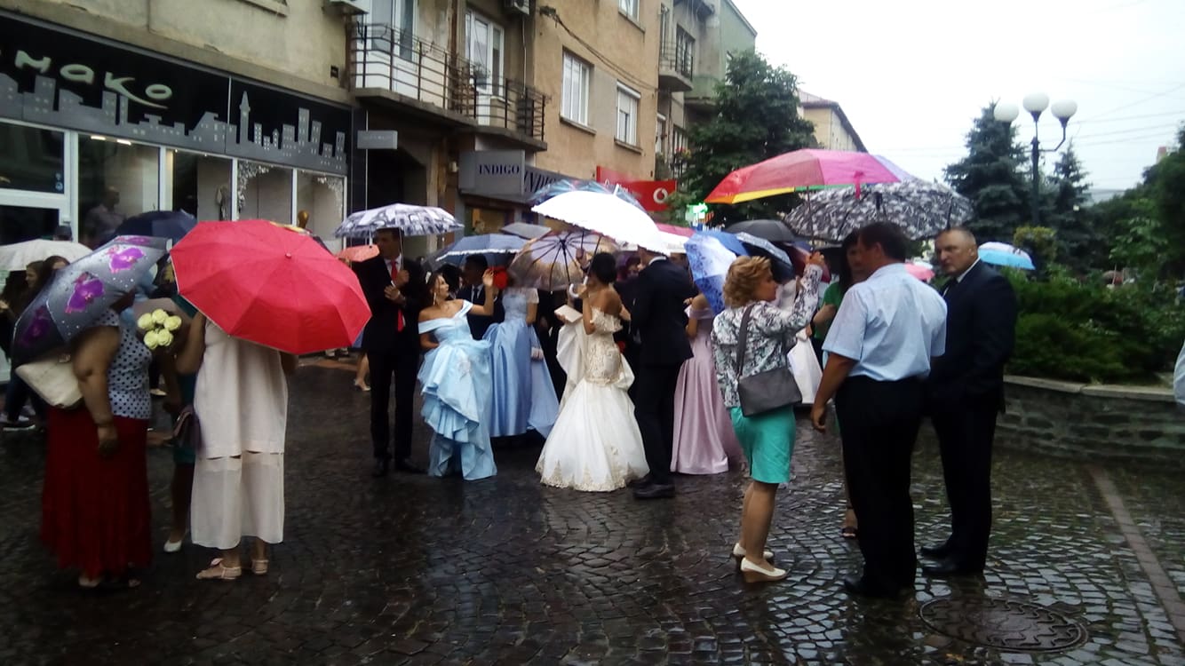У Мукачеві понад півтисячі випускників беруть участь у традиційному параді під дощем (НАЖИВО)