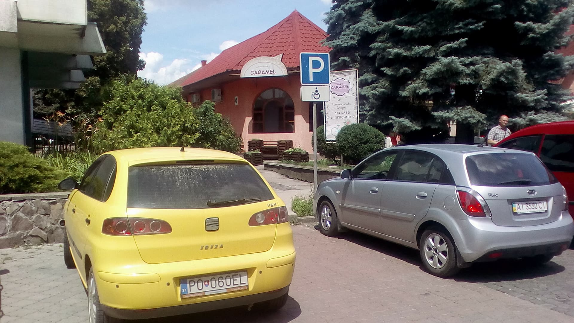 В Мукачеві знову займають місця для інвалідів (ФОТО)