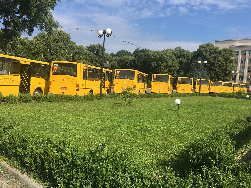 Школи Закарпаття поповнились шкільними автобусами (ФОТО)