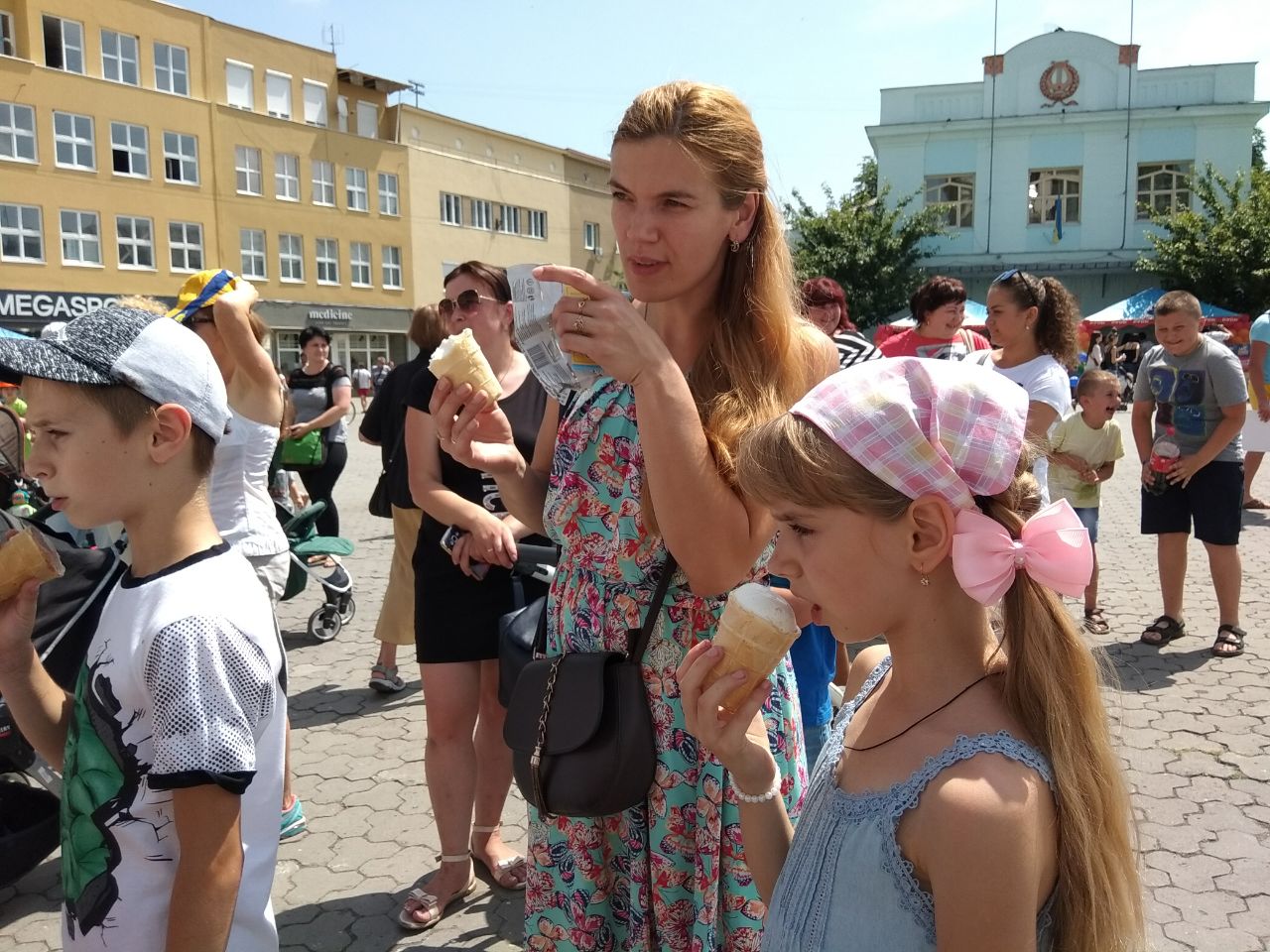 В Ужгороді на площі Театральній об'їлися морозивом усі (ФОТО)