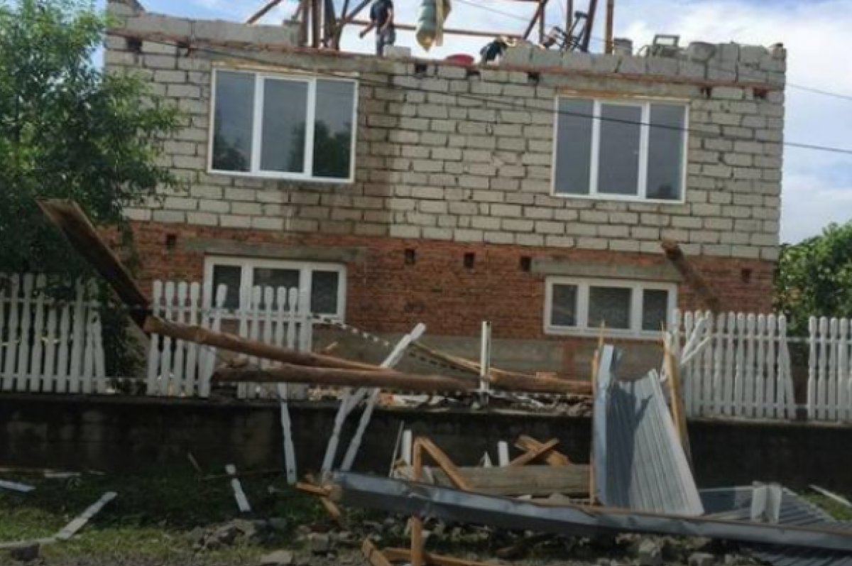 Сильний ураган на Закарпатті залишив будинки без дахів