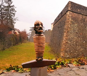 З Ужгородського замку зникла міні-скульптура (ФОТО)