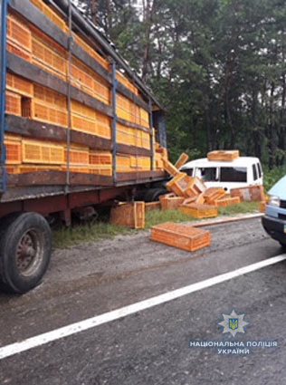На Львівшині вантажівка зіткнулася з автомобілем, є постраждалі (фото)