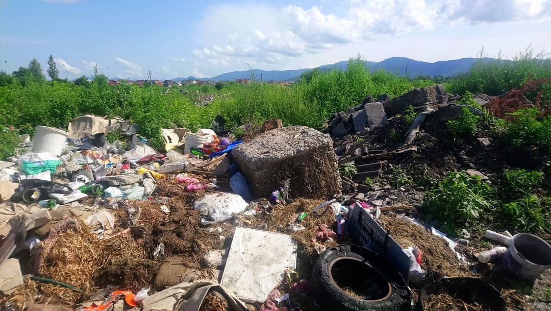 Об'їзна траса в Хусті рясніє сміттям (ФОТО)