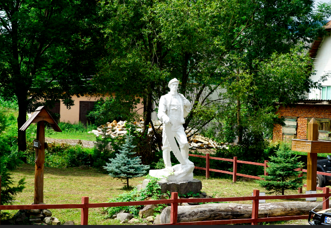 На Ужгородщині стоїть пам’ятник праці лісорубів