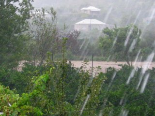 "Стіна" дощу та граду: в мережі показали негоду на Мукачівщині (ВІДЕО)