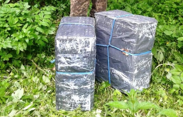 На Закарпатті після втечі контрабандистів за 70 м від кордону знайшли 6 ящиків сигарет