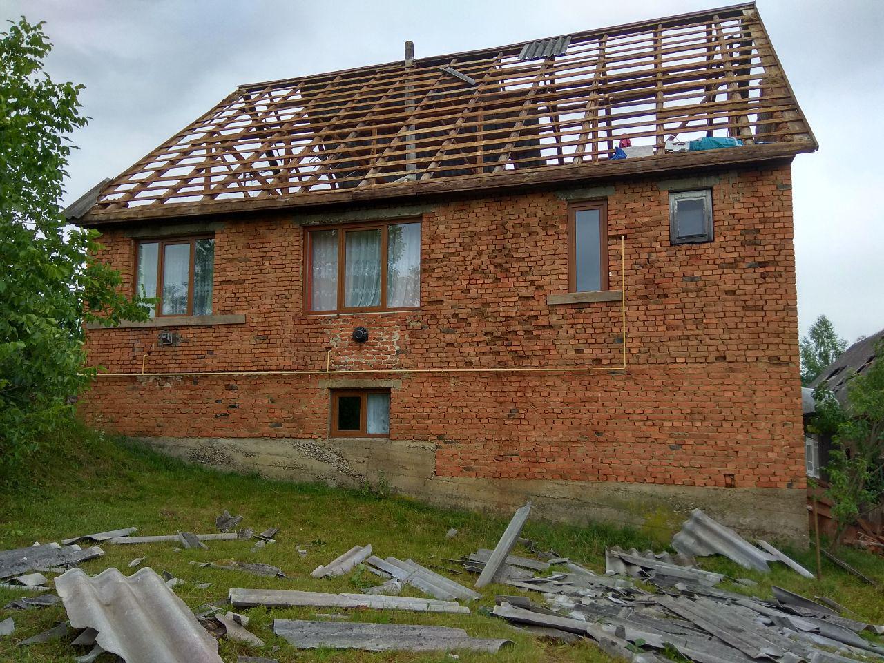 У Нанкові, що на Хустщині потужні пориви вітру зривали дахи з будинків (ФОТО)
