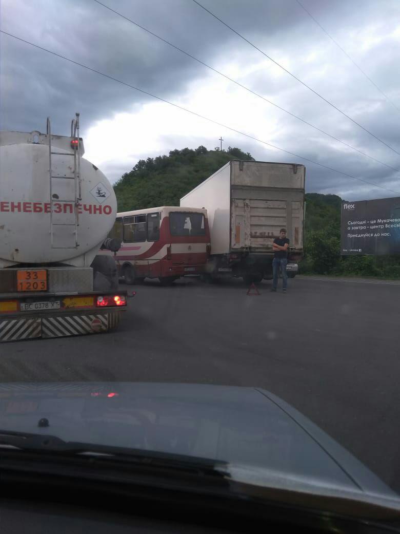 На Мукачівщині рейсовий автобус не розминувся з вантажівкою (ФОТО)