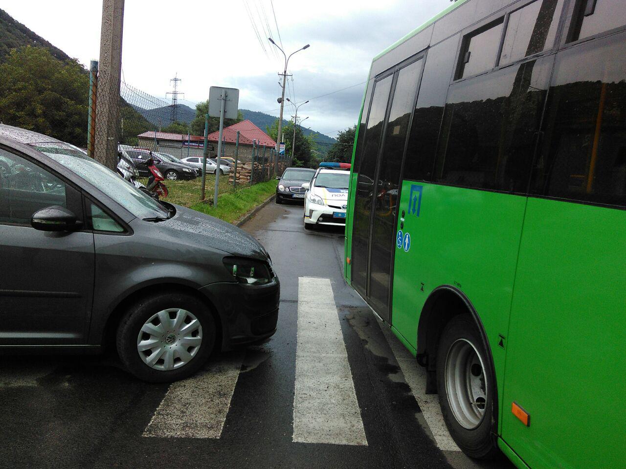 В Мукачеві на «бетонці» автобус зіткнувся з автівкою (ФОТО)
