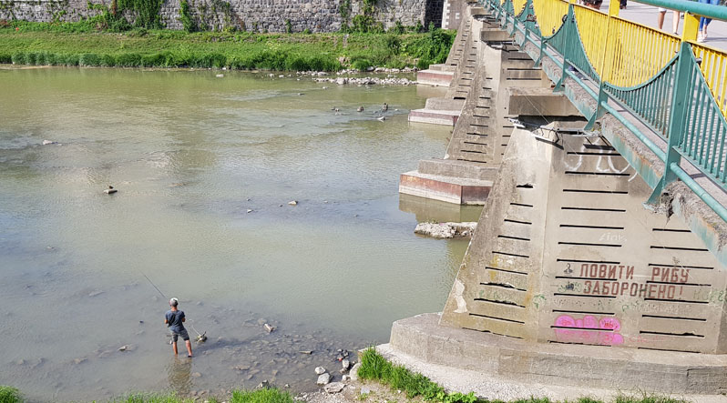 В Ужгороді під пішохідним мостом, незважаючи на заборону ловлять рибу