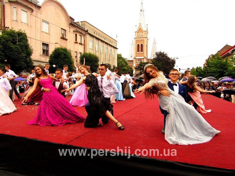 Парасольки, вишукане вбрання та рекордний вальс – у Мукачеві під дощем відгуляли парад випускників 2018 (ФОТО)