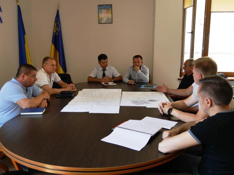 В Ужгородській міськраді пройшли громадські слухання щодо будівництва нової лінії каналізаційних очисних споруд