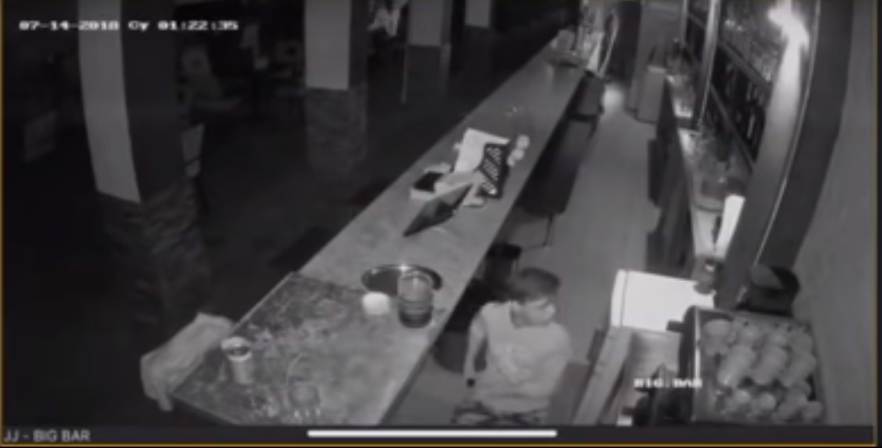 У Виноградові відео камера кафе зафіксувала нічне пограбування (Відео)