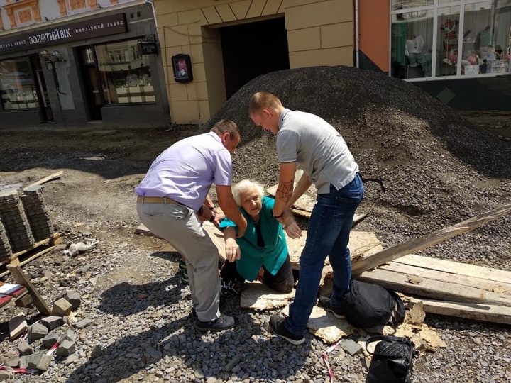 В Ужгороді, в прикритий фанерою люк, впала літня жінка (ФОТО)