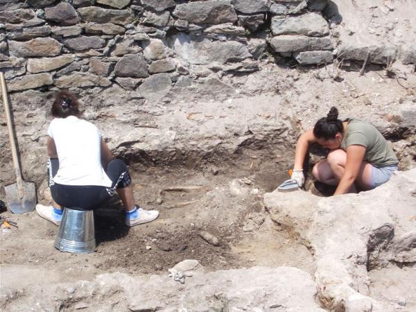 Розграбовані й неушкоджені поховання, монети і деталі одягу знайшли археологи за тиждень розкопок на руїнах церкви в Ужгородському замку (Фото)