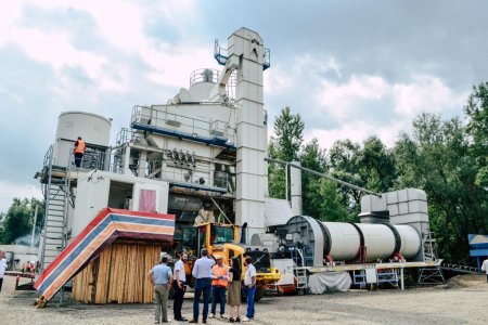 Румуни відкрили на Тячівщині асфальтний завод (ФОТО)