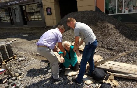 Бабуся провалилася в люк на площі Петефі в Ужгороді