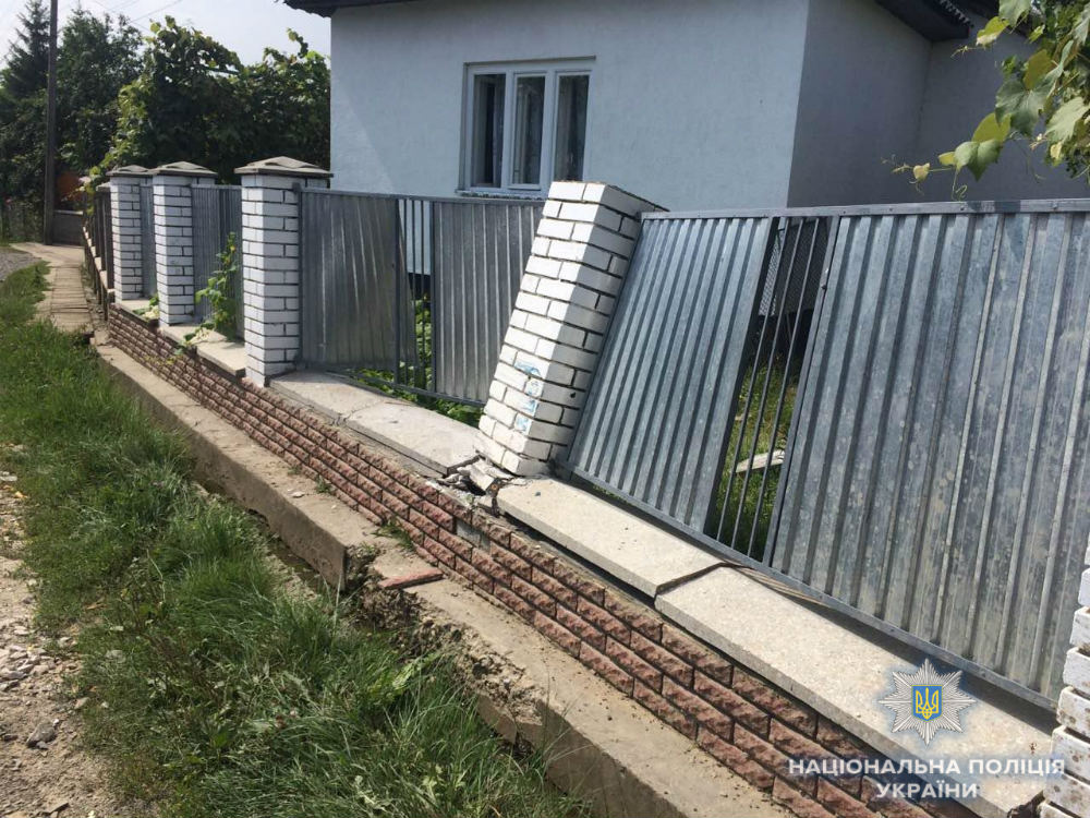 На Іршавщині п'яний водій з'їхав у кювет та пошкодив паркан приватної оселі (ФОТО)