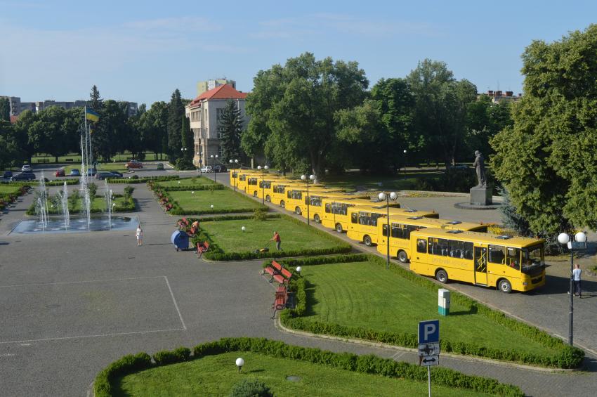 Десять районів Закарпаття отримали нові шкільні автобуси (ФОТО)