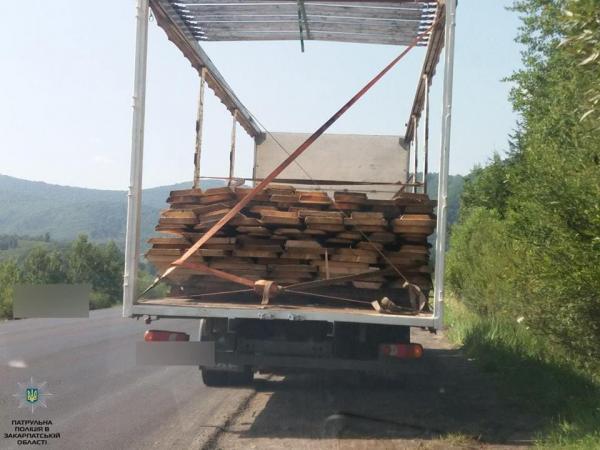 На Воловеччині затримали вантажівку із сумнівного походження деревиною