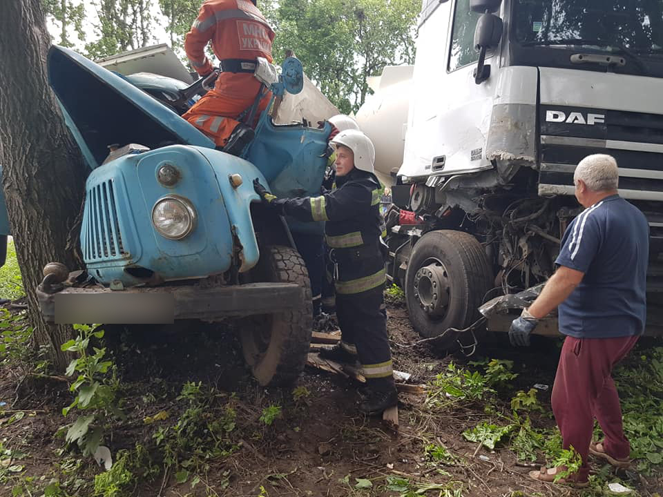 На трасі «Київ-Чоп» зіткнулась вантажівка з бензовозом (ФОТО)