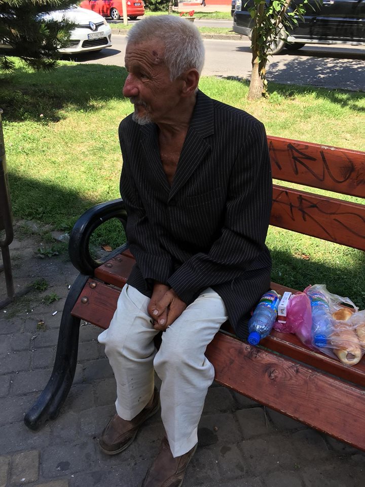 Ужгородці просять про допомогу для дідуся