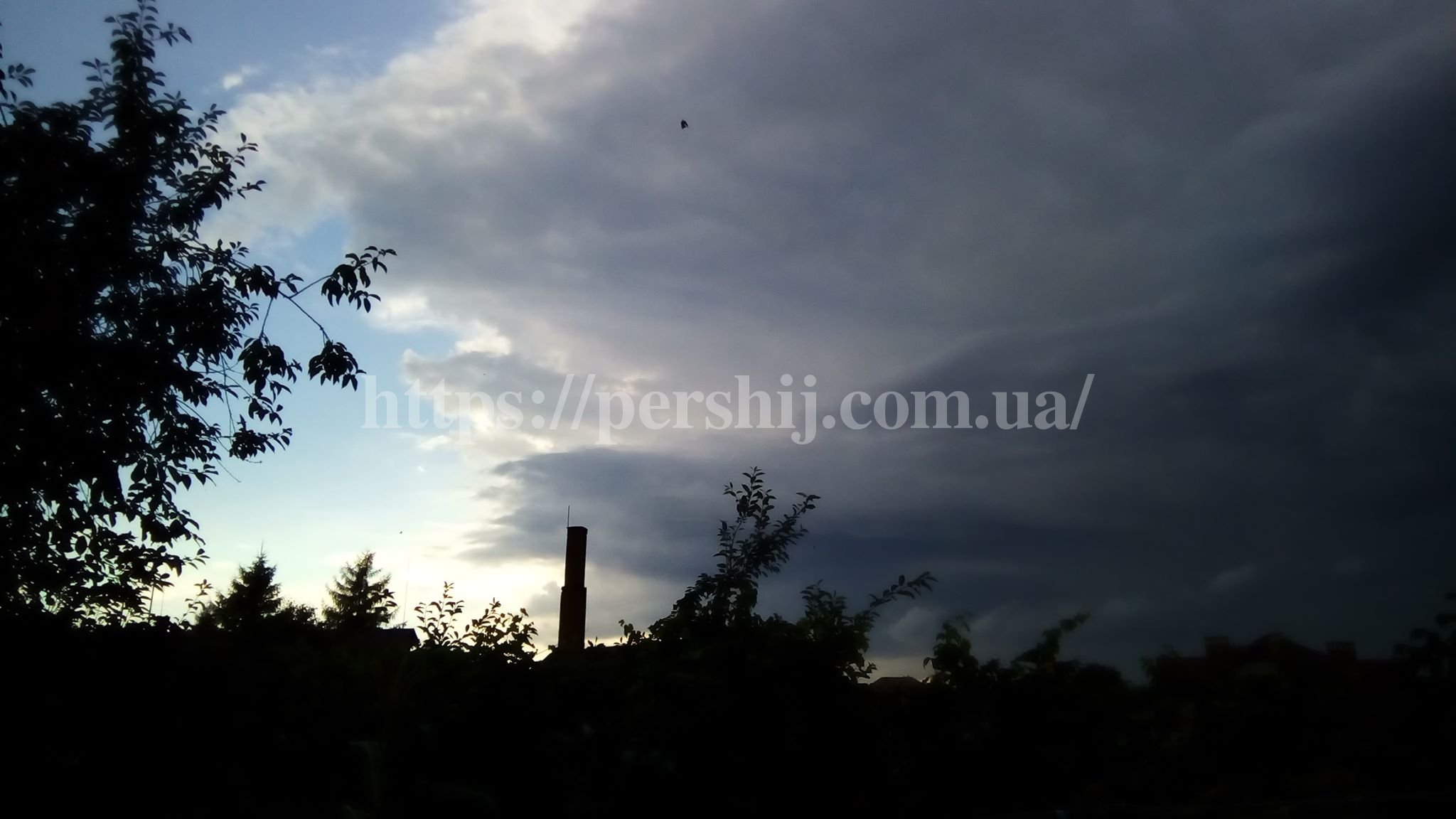 Гримить і блискає: на Мукачево знову сунуть чорні хмари негоди (ФОТО)