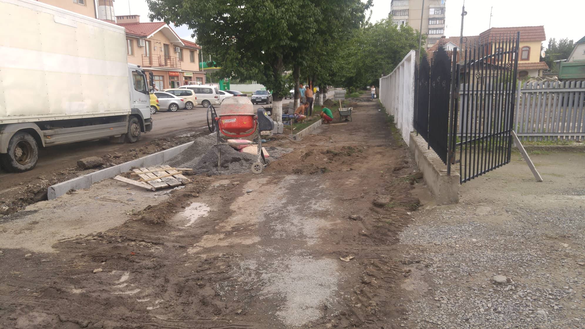 В Ужгороді ремонт тротуарів перетворився у хаос (ФОТО)