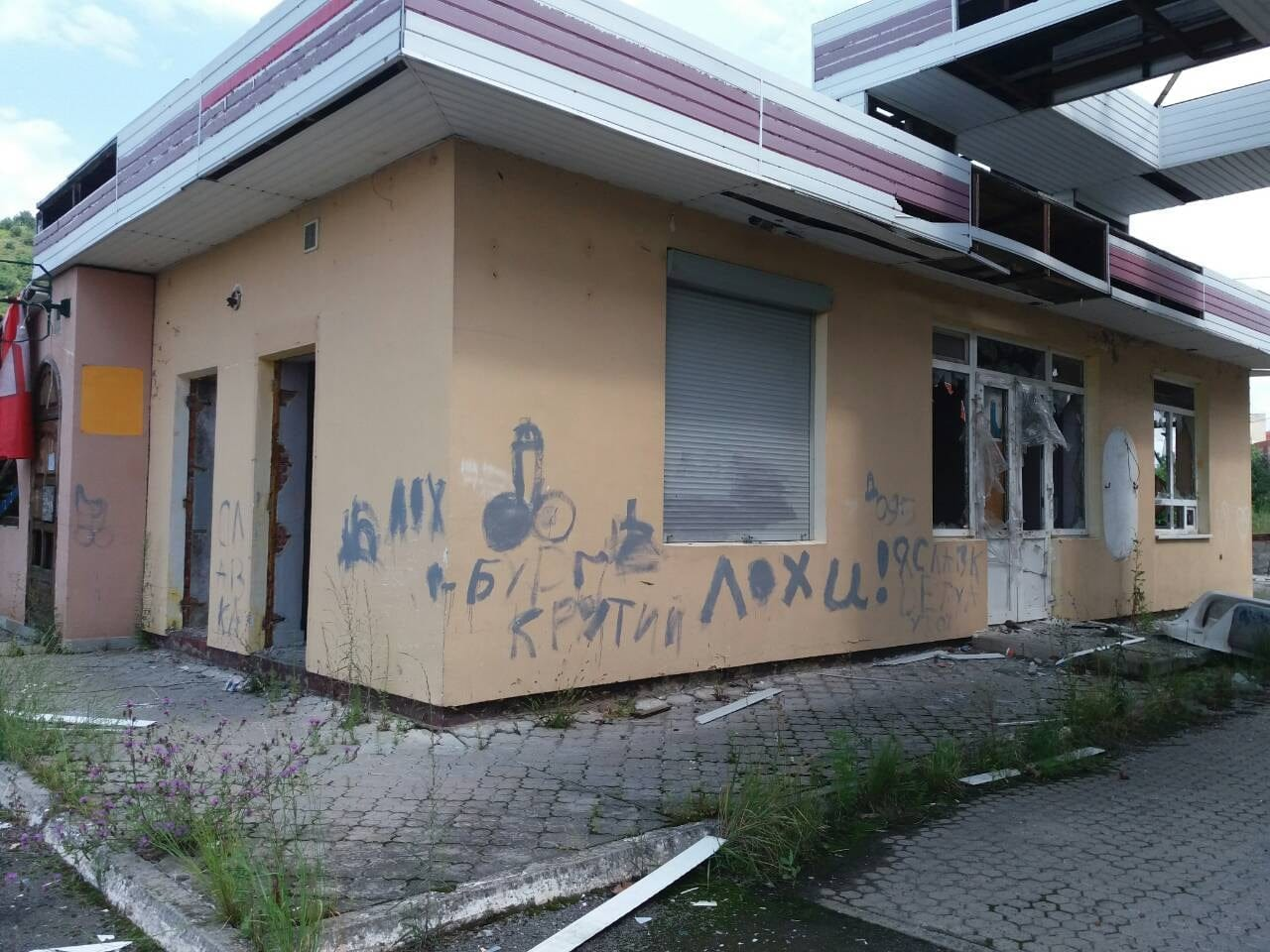 Понівечена смородом заправка у Мукачеві доживає своє життя (ФОТО)