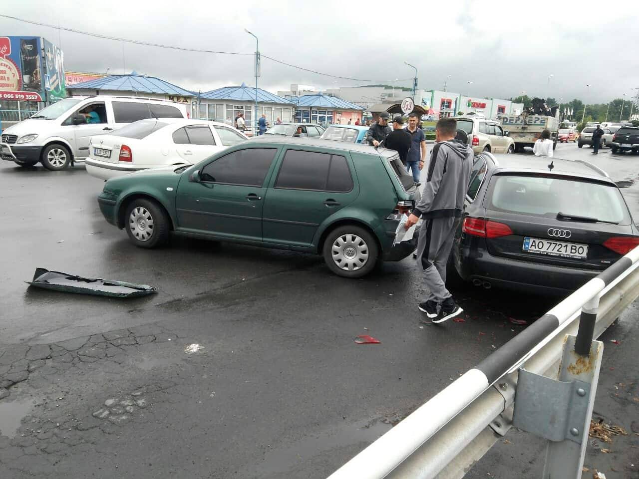 У Мукачеві біля ринку "ГІД" через перестрілку два авто потрапили в ДТП (ФОТО)