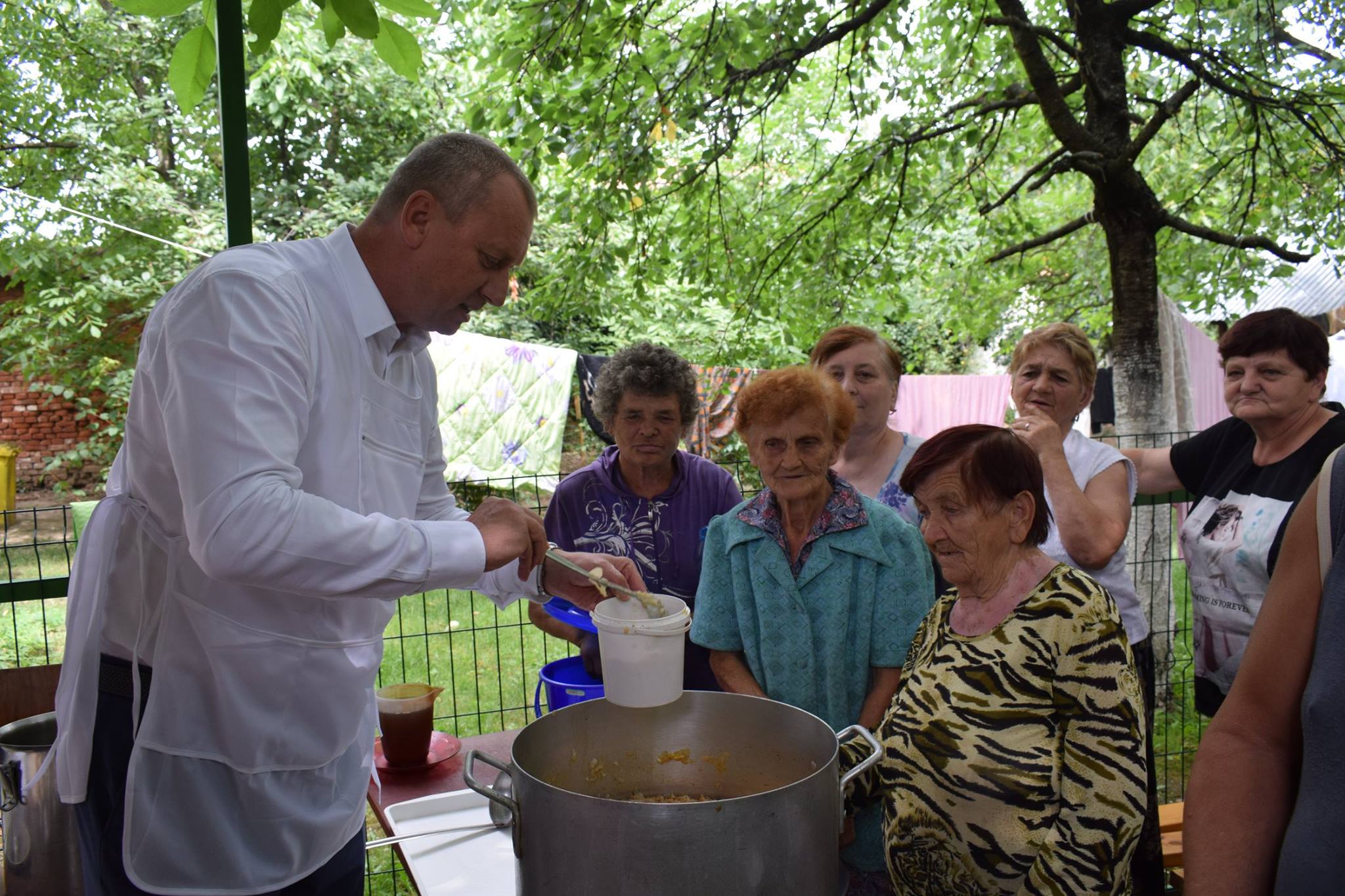 "Голод – не тітка": в Берегові безкоштовної їжі потребують сотні містян (ФОТО)