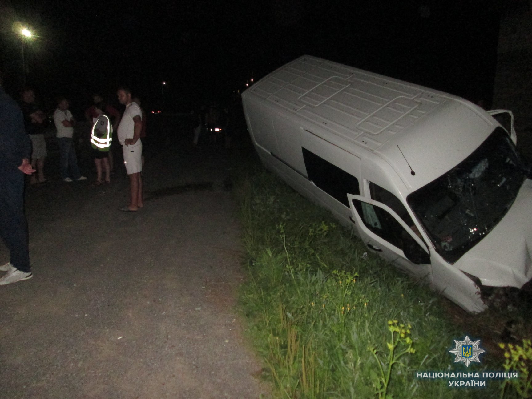 Поліція Тячівщини з’ясовує, що стало причиною зіткнення мікроавтобуса з легковиком (ФОТО)