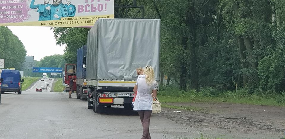 На трасі біля Львова "працює" жінка із дитиною на руках (ФОТО, ВІДЕО)