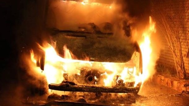 Залякування та погрози: сьогодні вночі в Ужгороді спалили автомобіль прикордонника (ФОТО)