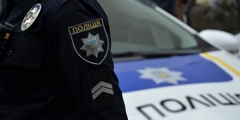 В Мукачево молодик погрожував фізичною розправою й завдав удар в обличчя патрульному