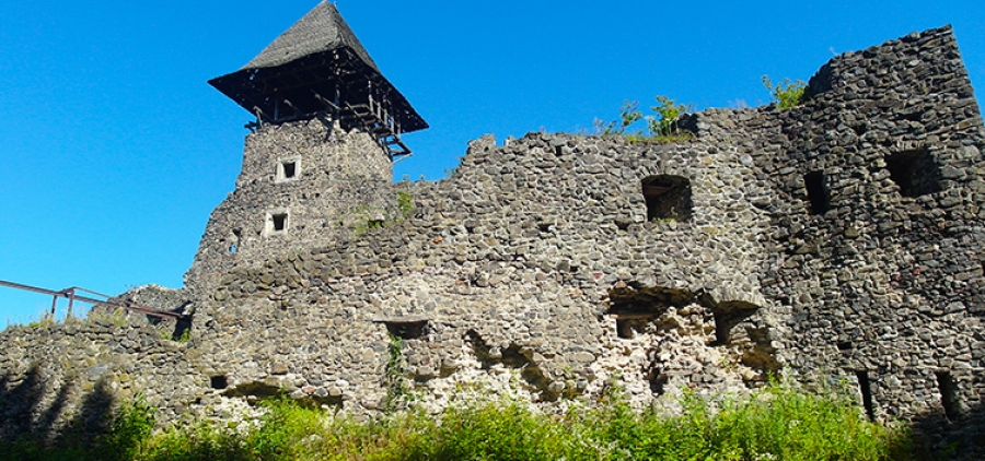 На Закарпатті руйнується унікальний середньовічний замок (ВІДЕО)