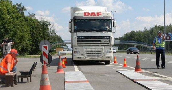 Вантажівки на автодорозі «Київ-Чоп» будуть зважувати під час руху