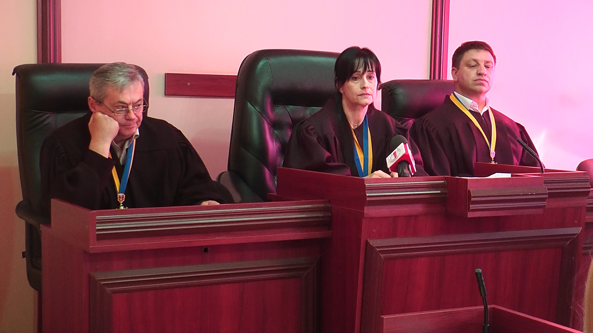 Закривавлені докази показали у Мукачівському міськрайонному суді (ВІДЕО)
