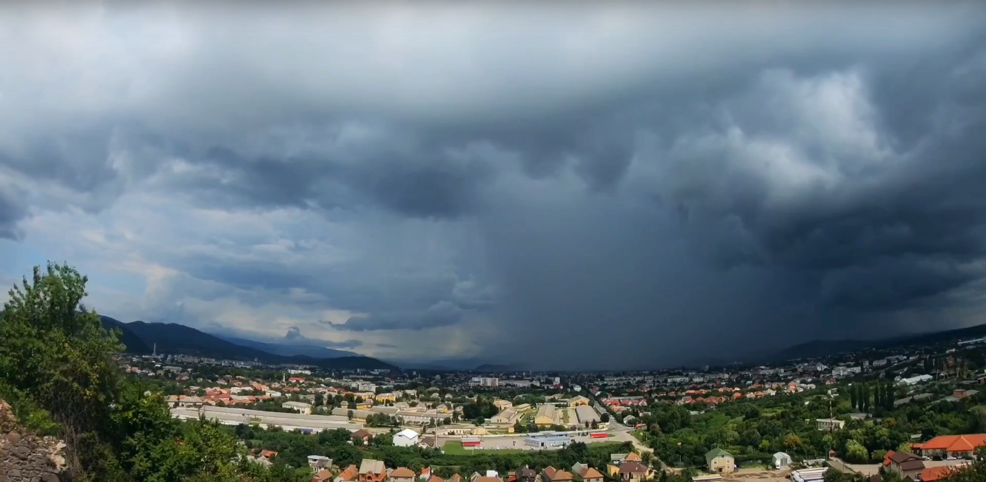 Хвилина дива: У мережі показали вражаюче відео зливи у Мукачеві (ВІДЕО)