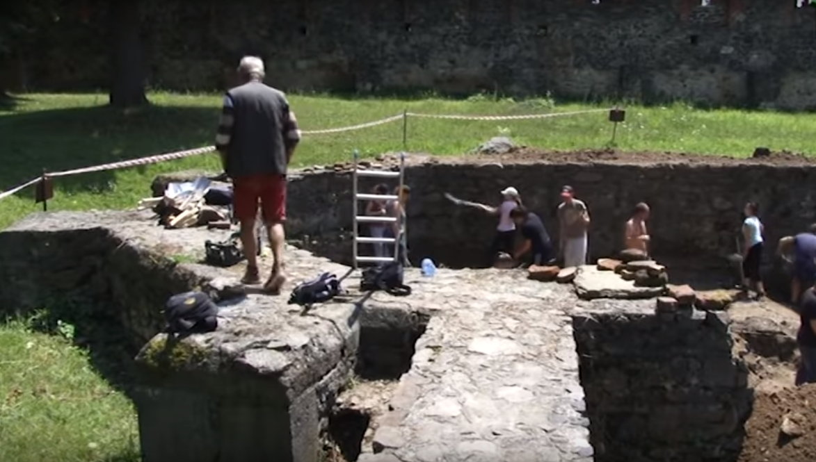 Історія в руїнах: в Ужгороді археологи розпочали розкопки середньовічної церкви (ВІДЕО)