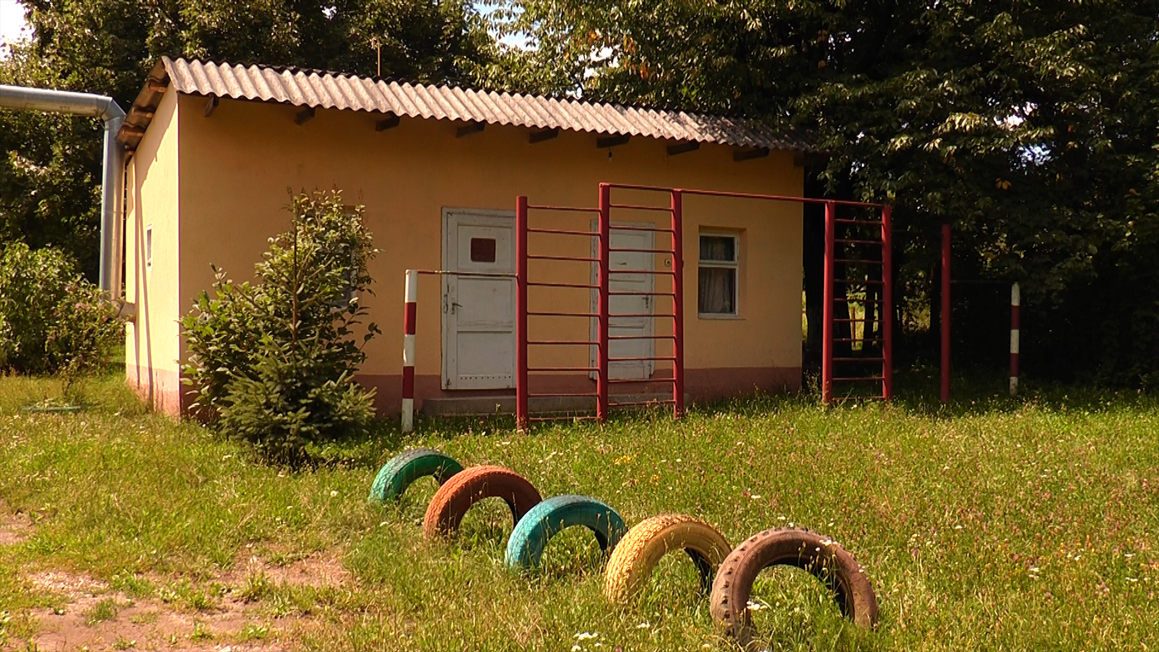 У селі Станово Мукачівського району дитячий садок постійно підмиває ріка (ВІДЕО)