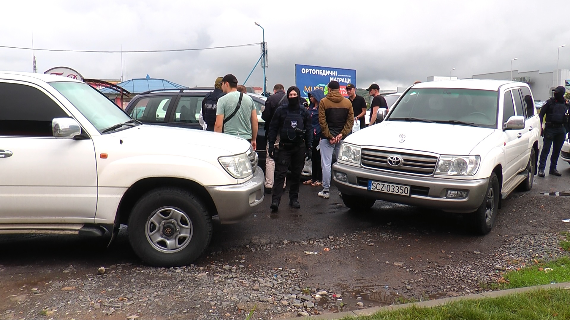Озброєний інцидент трапився у Мукачеві серед білого дня (ВІДЕО)