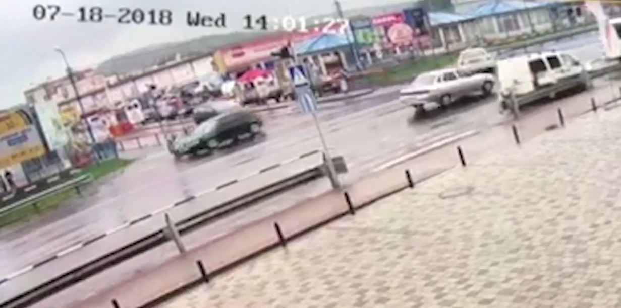 Камери відеоспостереження зафіксували інцидент з перестрілкою у Мукачеві (ВІДЕО)