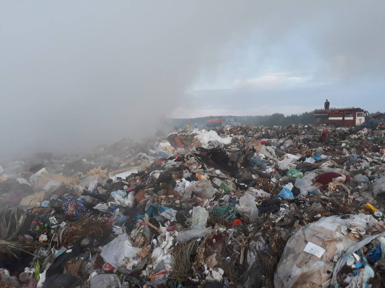 Для гасіння сміття в Мукачеві довелось виїжджати вогнеборцям (ФОТО)