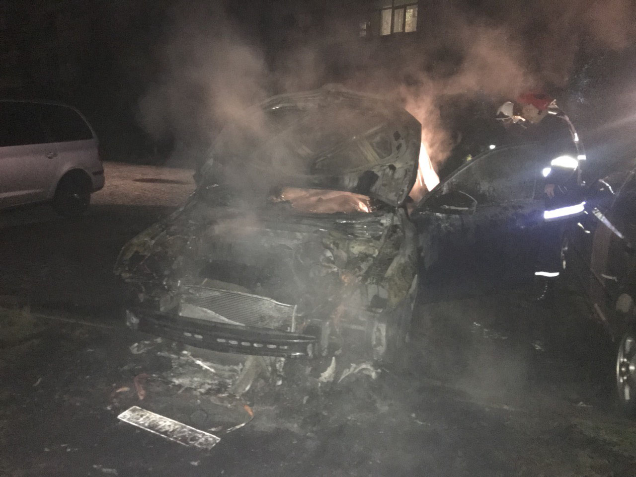 В Ужгороді вночі гасили два палаючі автомобілі (ФОТО)