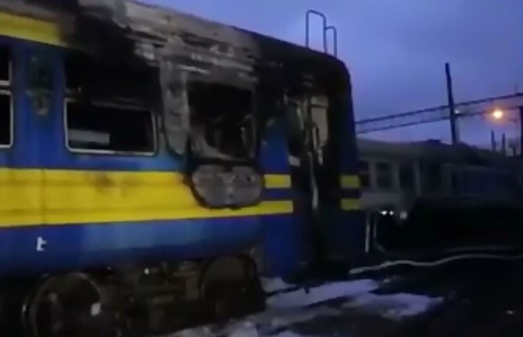 На Прикарпатті під час руху загорівся поїзд, пасажири вистрибували з вікон (ВІДЕО)