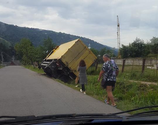 Чергова ДТП на Закарпатті: на Рахівщині вантажівка опинилася у кюветі (ФОТО)